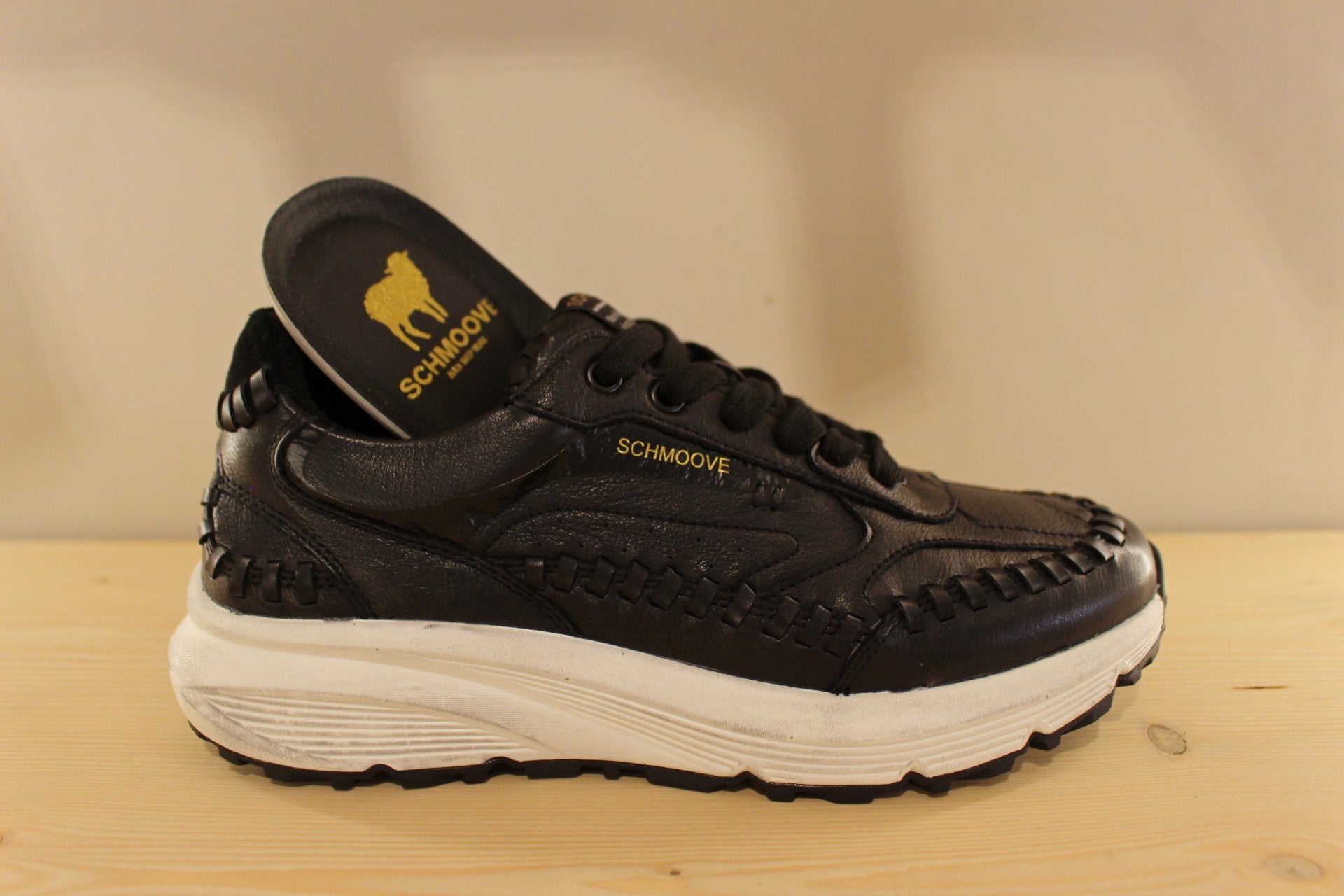 Basket SCHMOOVE en cuir de couleur noir. Serrage lacet coton ton sur ton. Chaussure doublée mèche