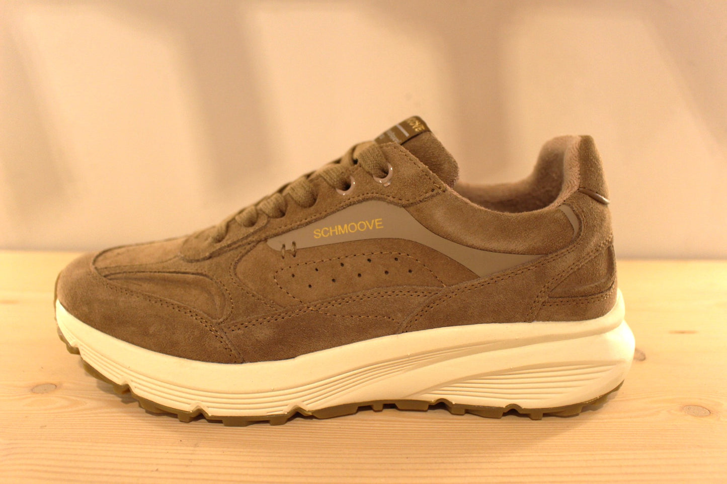 Basket SCHMOOVE en cuir velours de couleur kaki ou beige. Serrage lacet coton ton sur ton. Semelle interne amovible.