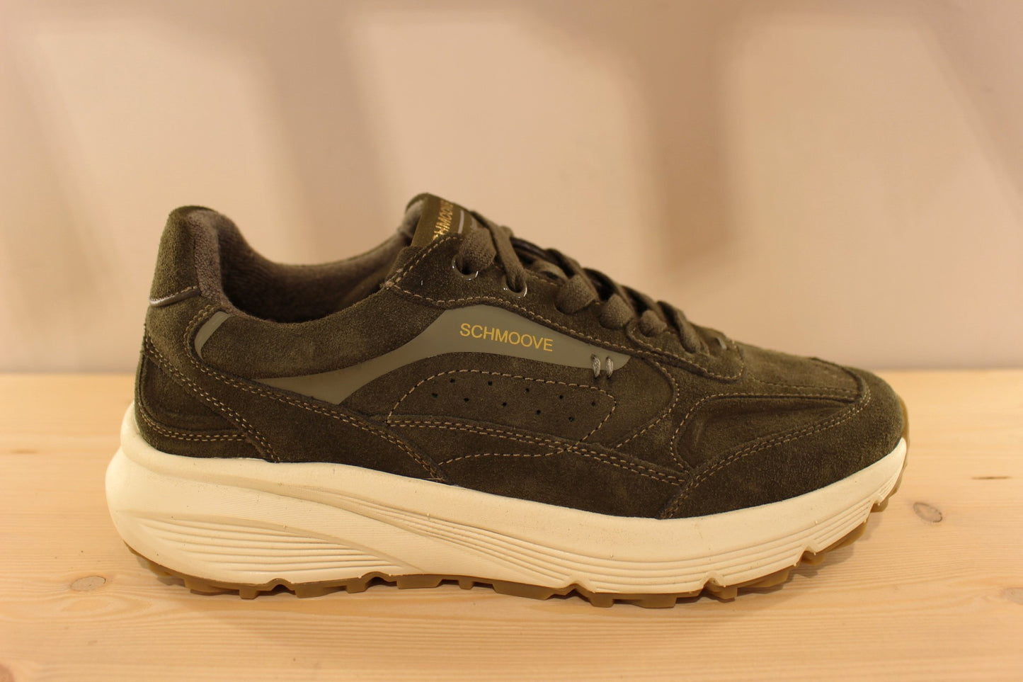 Basket SCHMOOVE en cuir velours de couleur kaki ou beige. Serrage lacet coton ton sur ton. Semelle interne amovible.