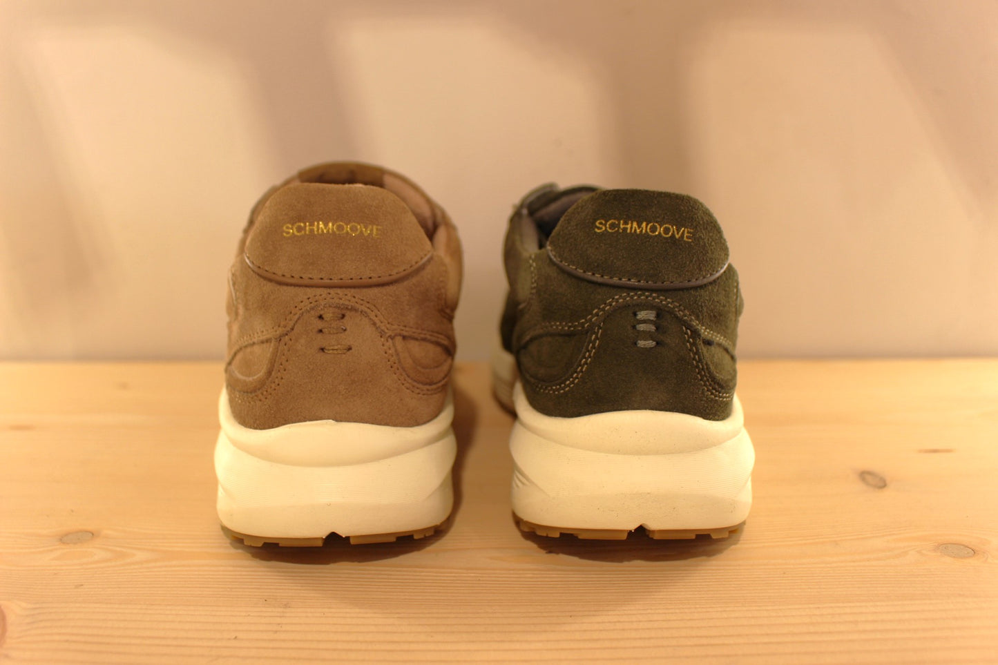 Basket SCHMOOVE en cuir velours de couleur kaki ou beige. Serrage lacet coton ton sur ton. Semelle interne amovible.