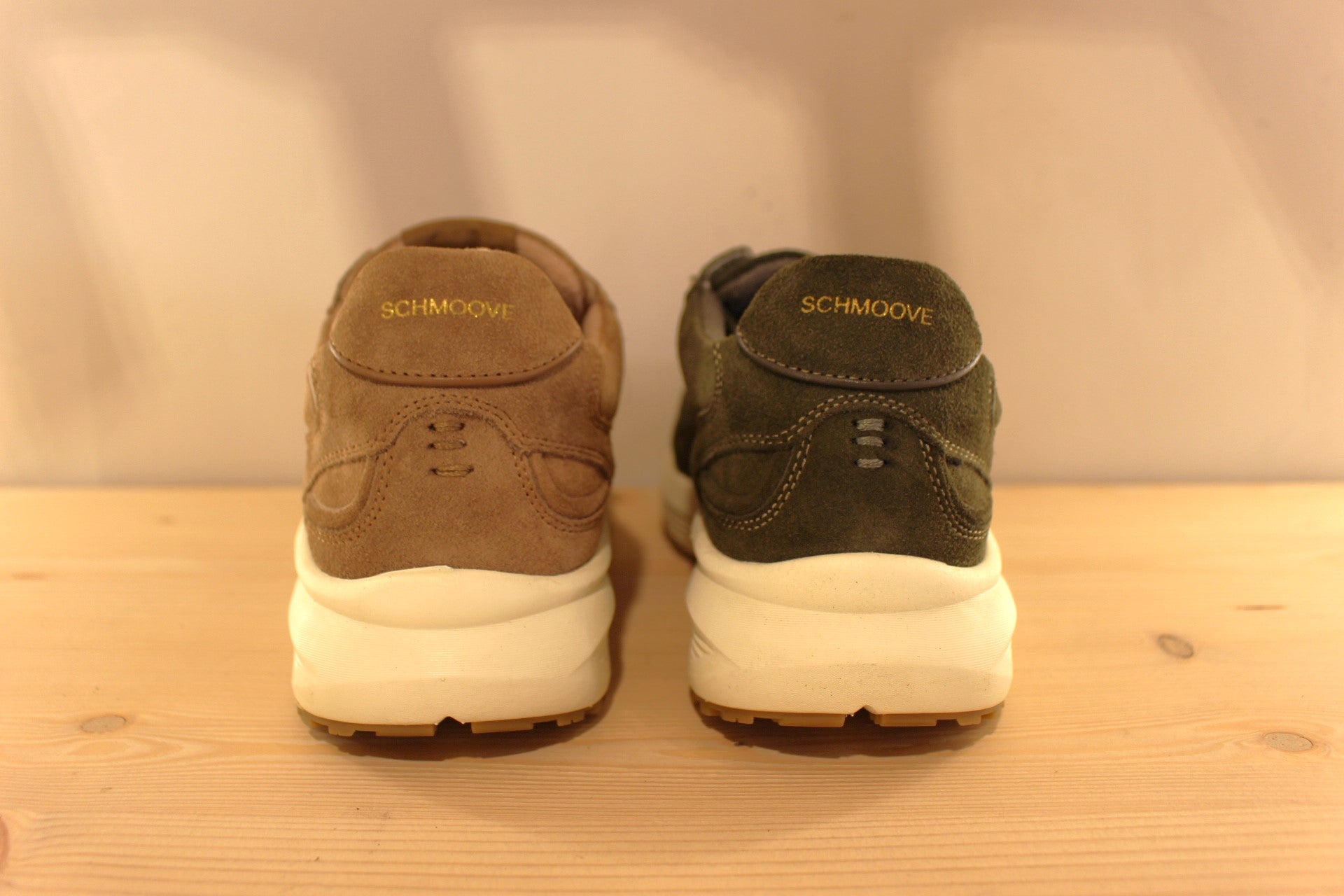 Basket SCHMOOVE en cuir velours de couleur kaki ou beige. Serrage lacet coton ton sur ton. Semelle interne amovible.