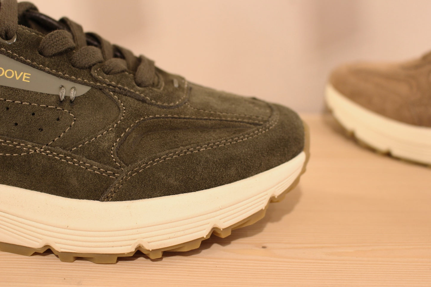 Basket SCHMOOVE en cuir velours de couleur kaki ou beige. Serrage lacet coton ton sur ton. Semelle interne amovible.