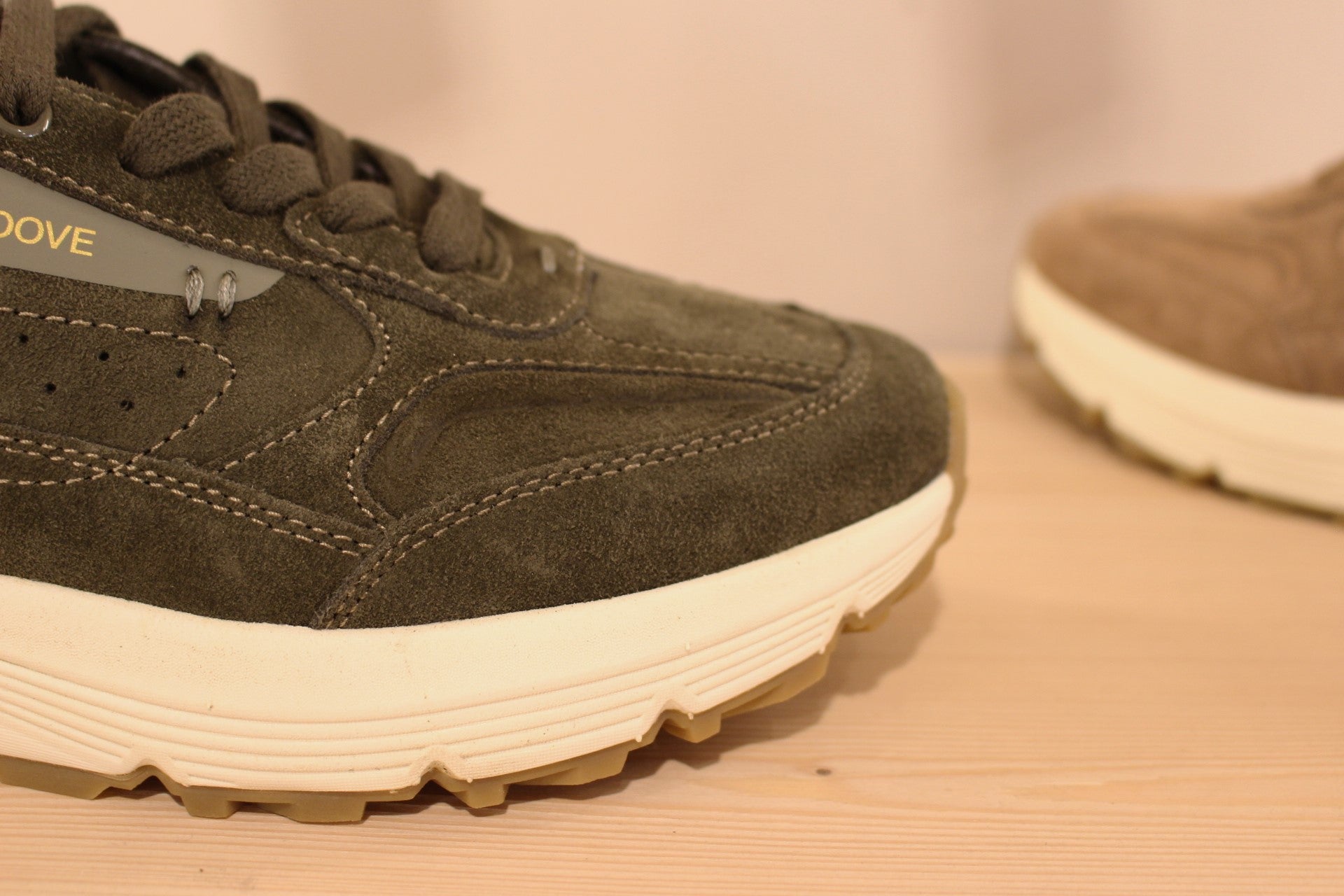 Basket SCHMOOVE en cuir velours de couleur kaki ou beige. Serrage lacet coton ton sur ton. Semelle interne amovible.
