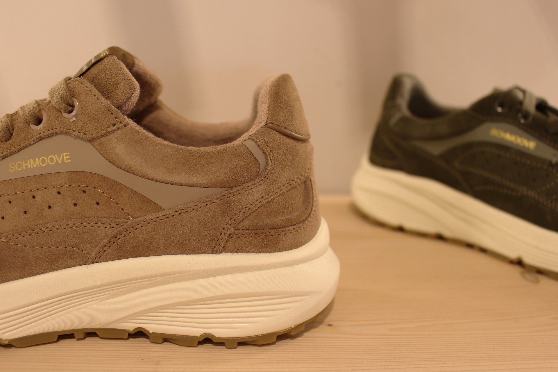 Basket SCHMOOVE en cuir velours de couleur kaki ou beige. Serrage lacet coton ton sur ton. Semelle interne amovible.