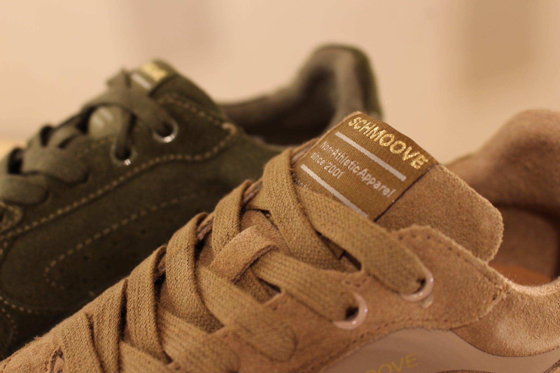Basket SCHMOOVE en cuir velours de couleur kaki ou beige. Serrage lacet coton ton sur ton. Semelle interne amovible.