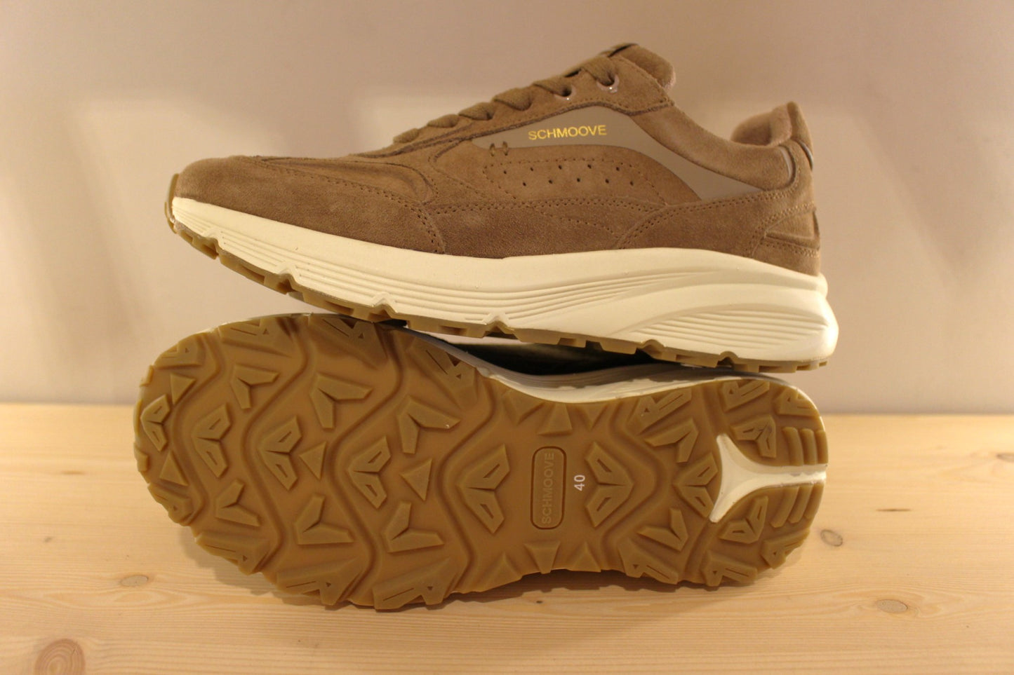 Basket SCHMOOVE en cuir velours de couleur kaki ou beige. Serrage lacet coton ton sur ton. Semelle interne amovible.