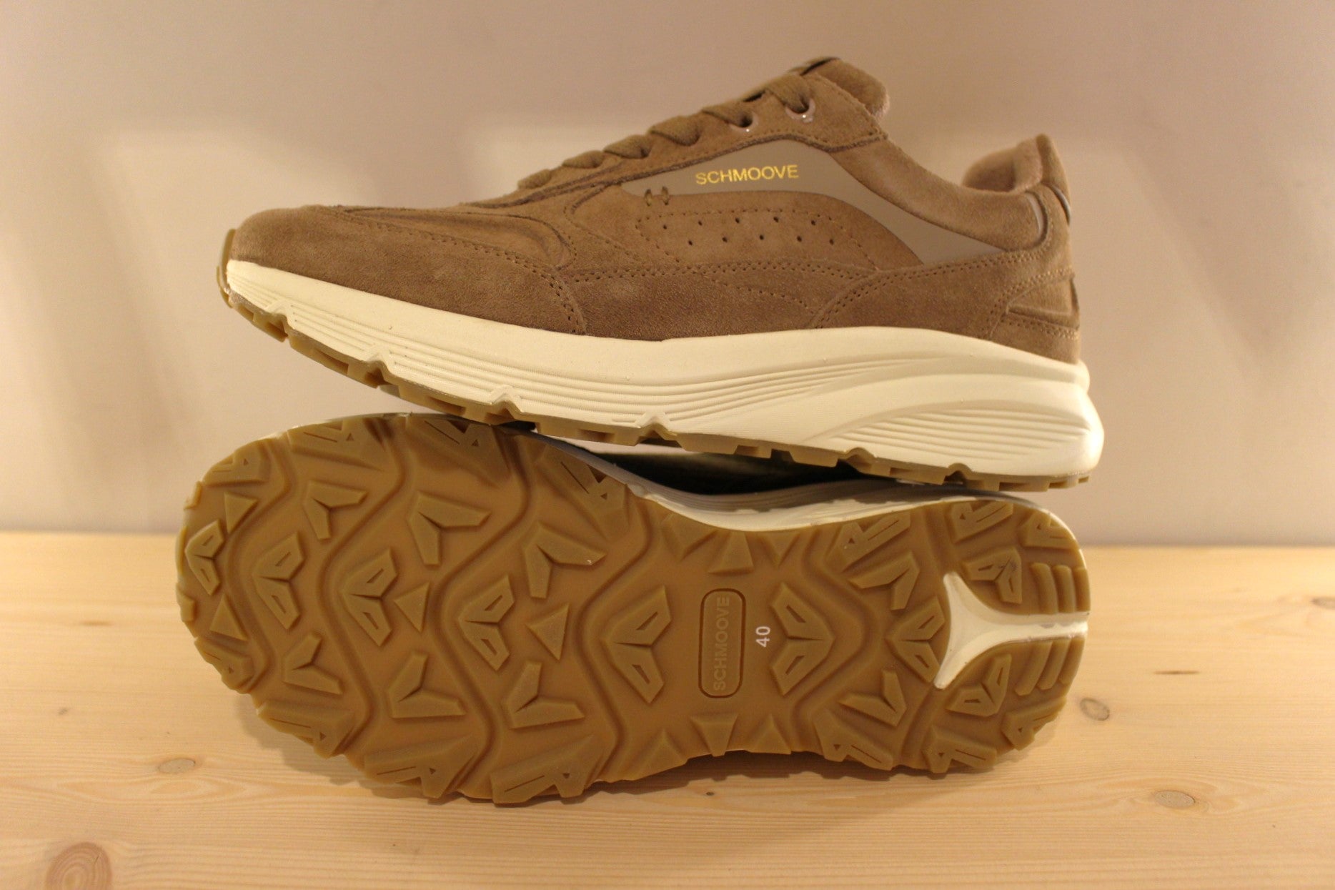 Basket SCHMOOVE en cuir velours de couleur kaki ou beige. Serrage lacet coton ton sur ton. Semelle interne amovible.