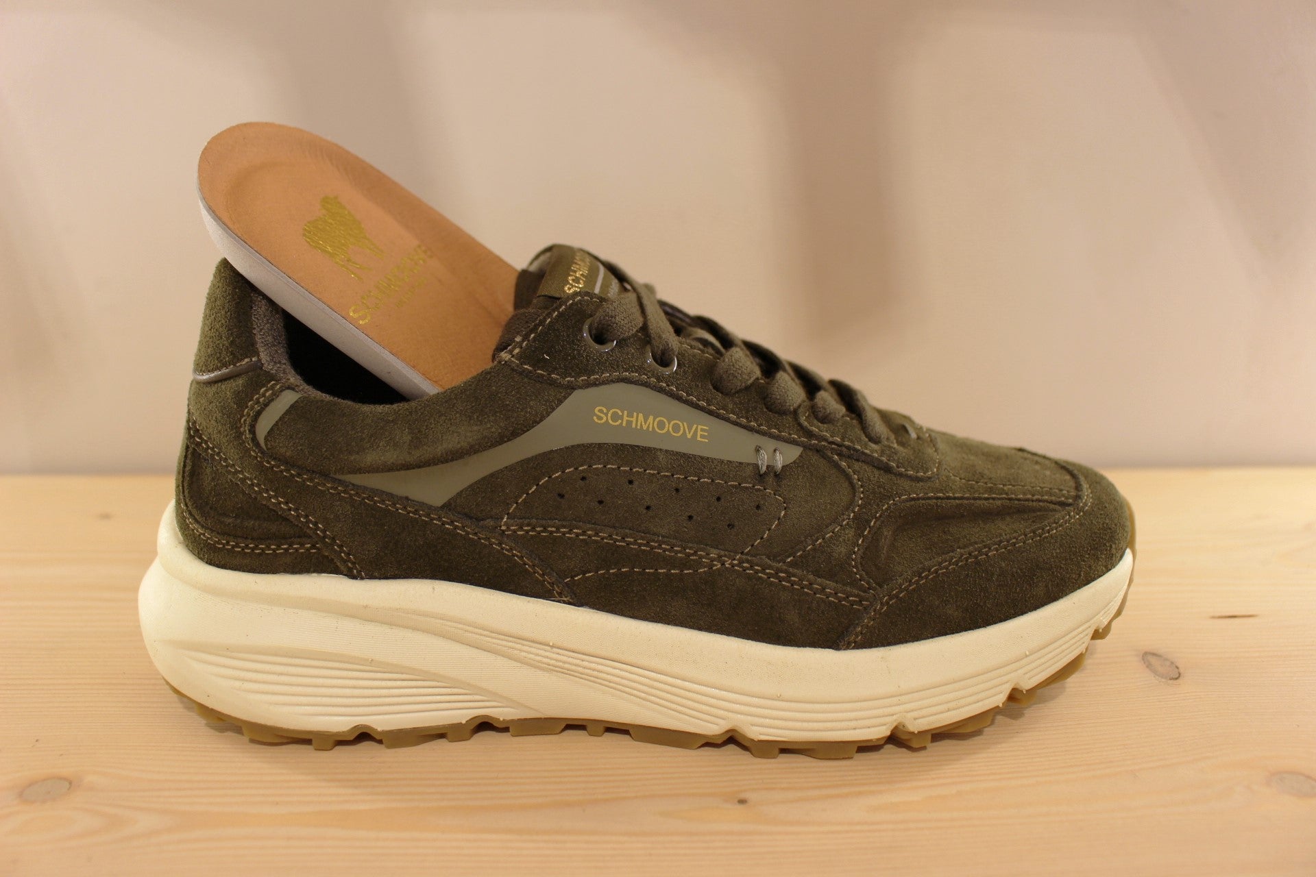 Basket SCHMOOVE en cuir velours de couleur kaki ou beige. Serrage lacet coton ton sur ton. Semelle interne amovible.