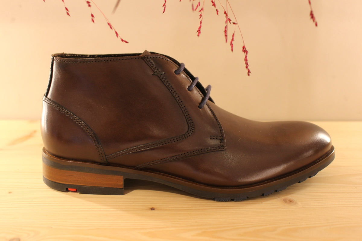 Bottines LLOYD en cuir de couleur marron foncé. Serrage lacet coton bleu