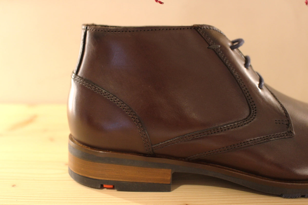 Bottines LLOYD en cuir de couleur marron foncé. Serrage lacet coton bleu