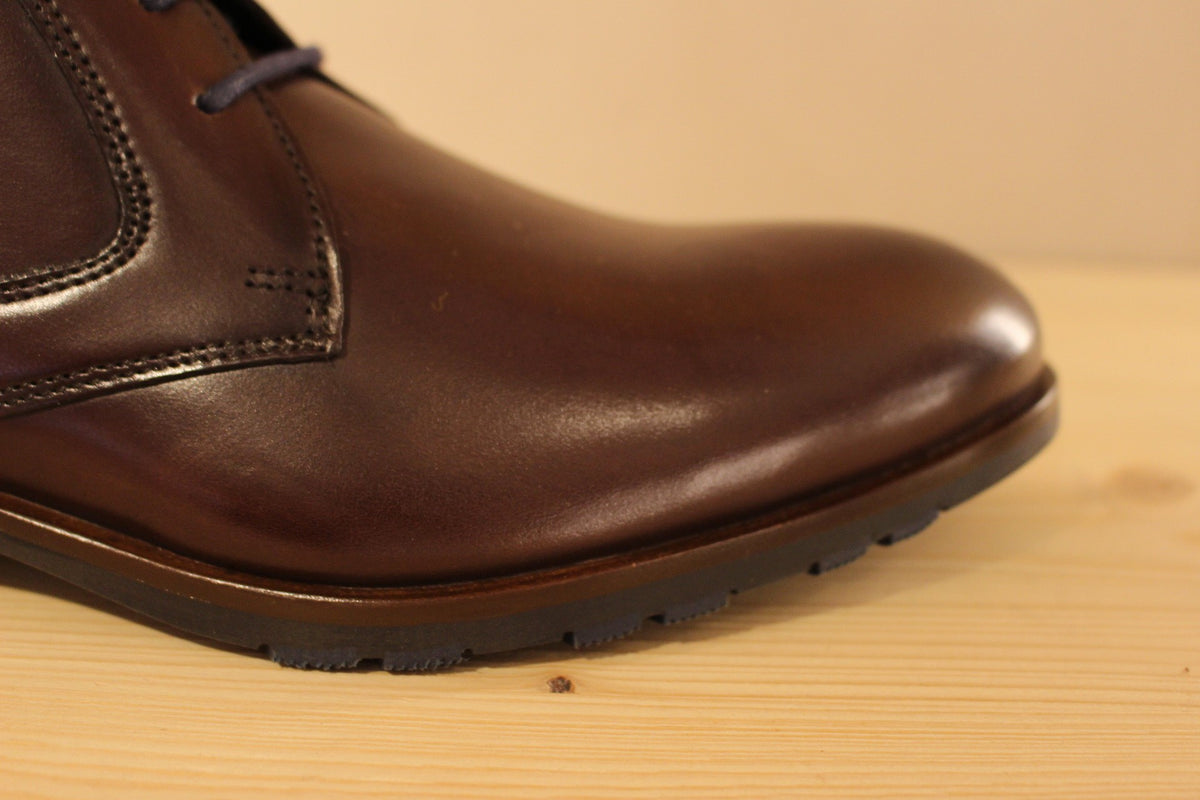Bottines LLOYD en cuir de couleur marron foncé. Serrage lacet coton bleu
