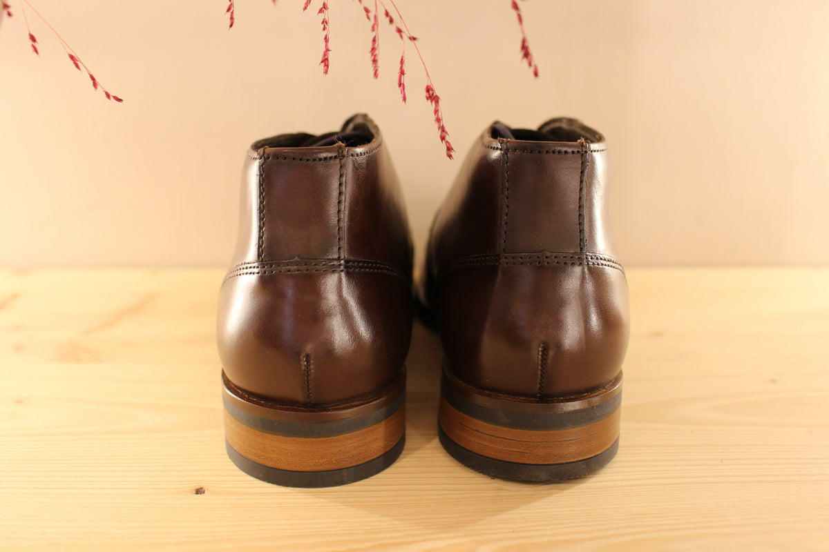 Bottines LLOYD en cuir de couleur marron foncé. Serrage lacet coton bleu