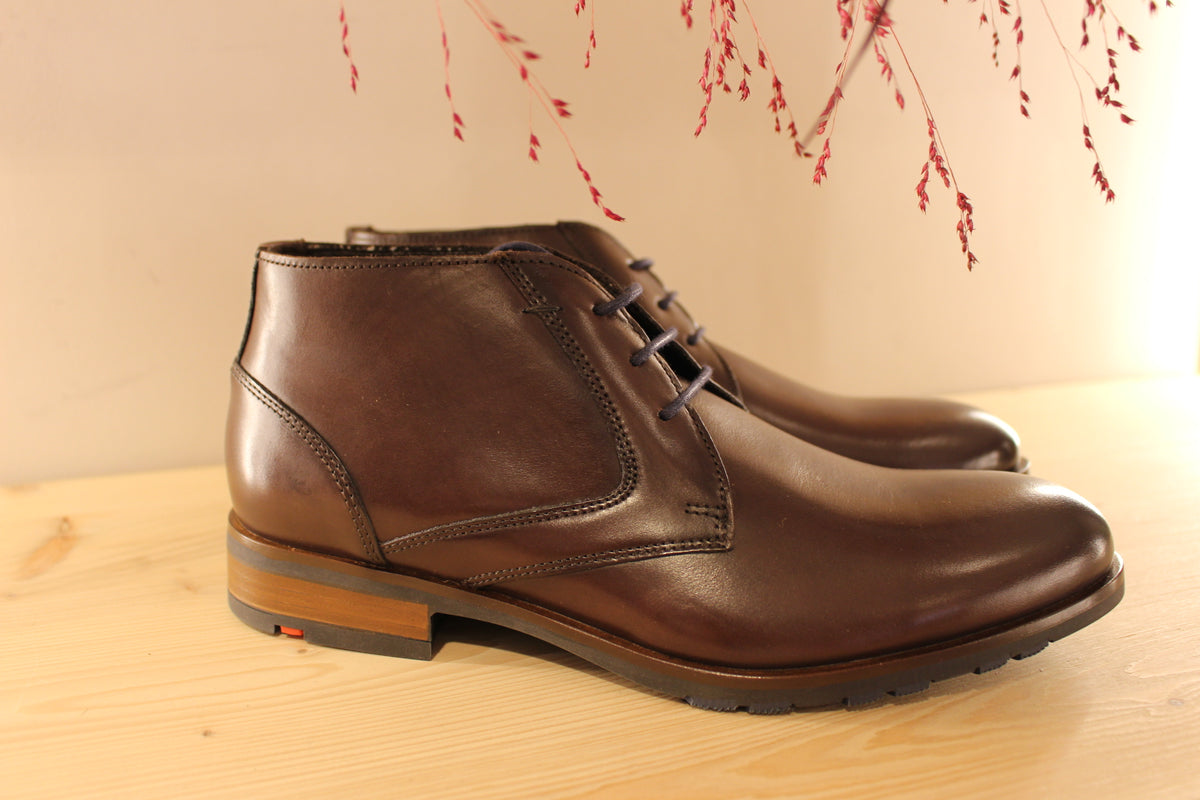 Bottines LLOYD en cuir de couleur marron foncé. Serrage lacet coton bleu