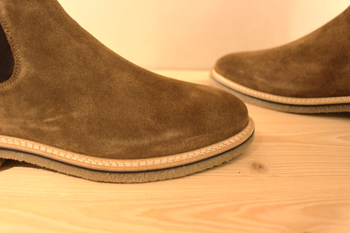 Chelsea SCHMOOVE en cuir velours de couleur marron clair. Deux élastiques d'aisance latéraux