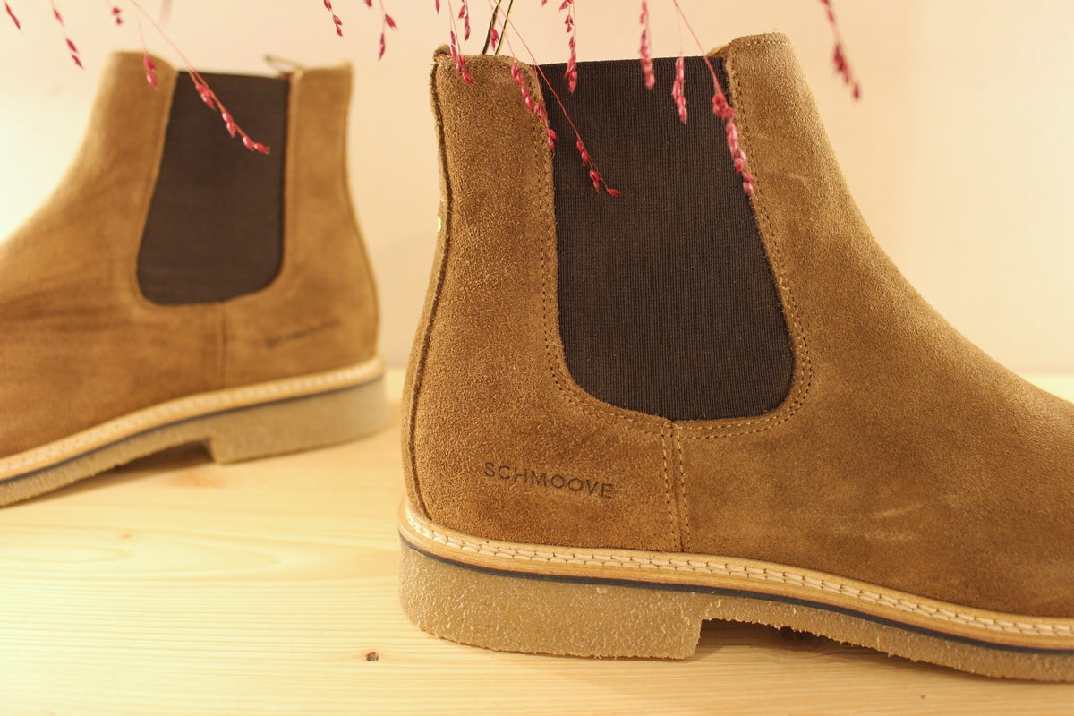 Chelsea SCHMOOVE en cuir velours de couleur marron clair. Deux élastiques d'aisance latéraux
