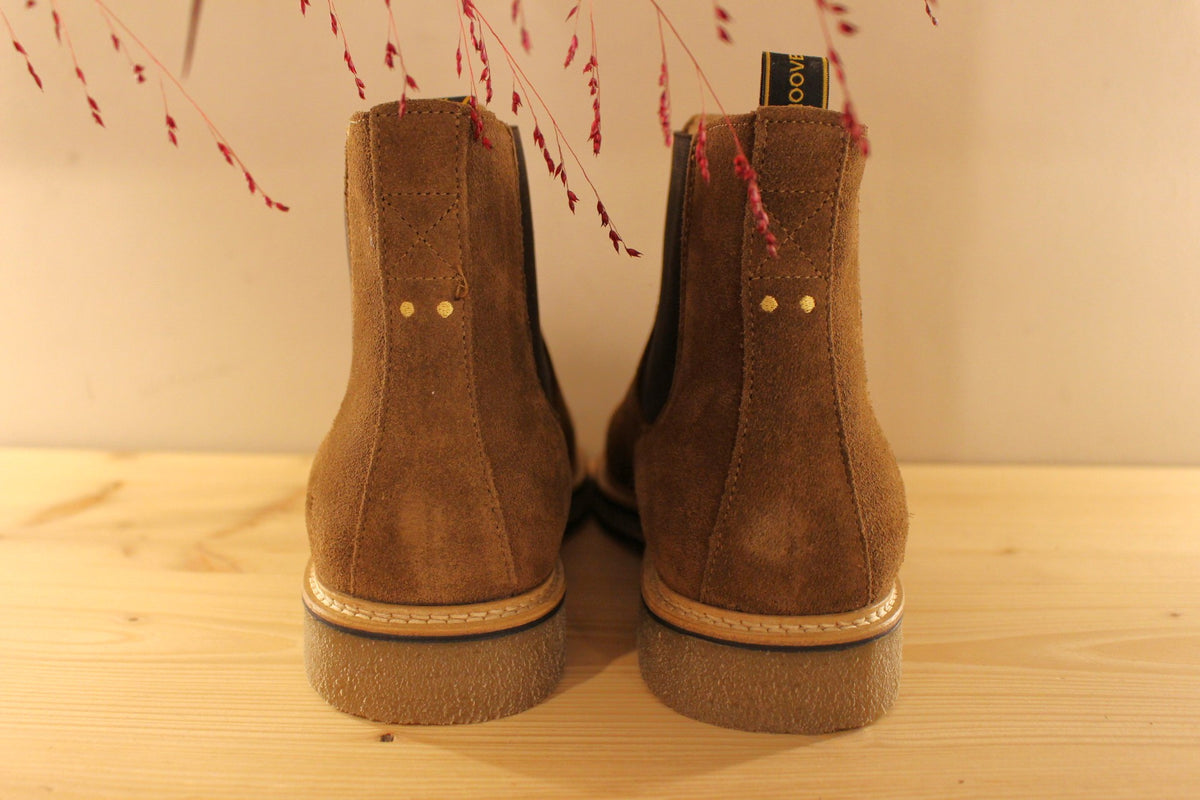 Chelsea SCHMOOVE en cuir velours de couleur marron clair. Deux élastiques d'aisance latéraux