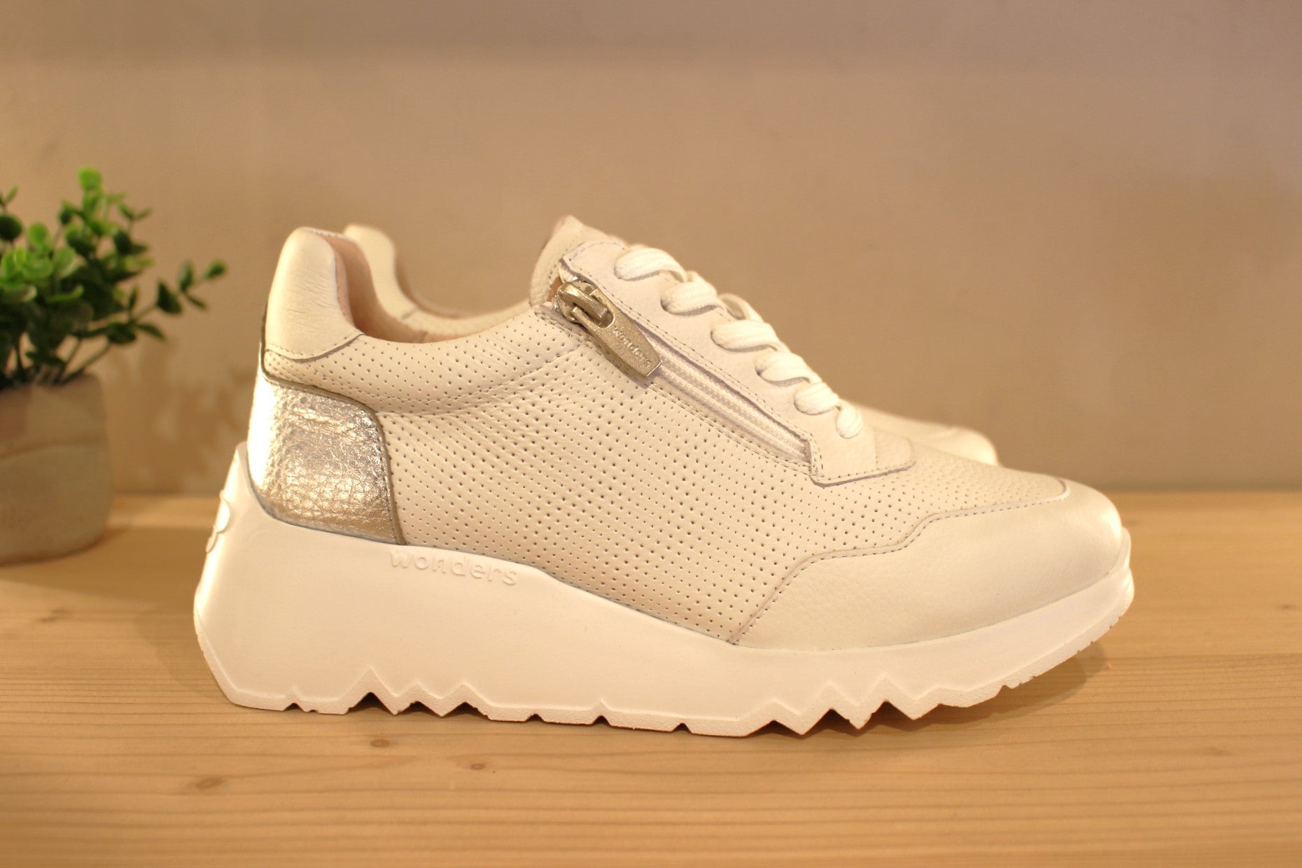 Basket WONDERS en cuir aspect perforé, de couleur blanc et métallisé acier sur l'arrière à talon