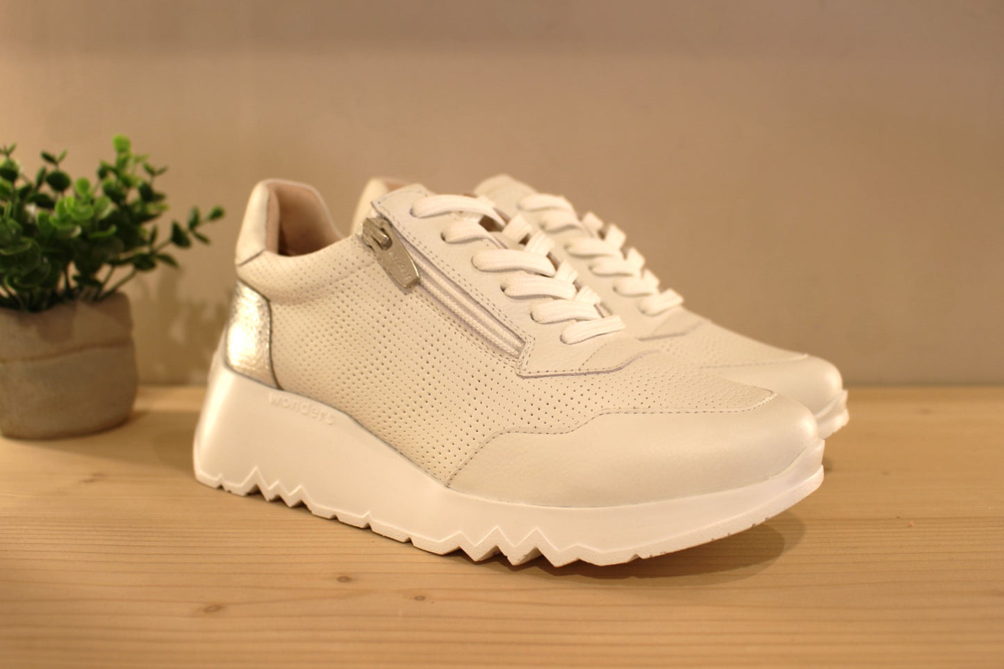 Basket WONDERS en cuir aspect perforé, de couleur blanc et métallisé acier sur l'arrière à talon