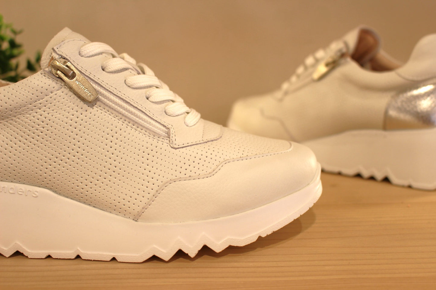 Basket WONDERS en cuir aspect perforé, de couleur blanc et métallisé acier sur l'arrière à talon