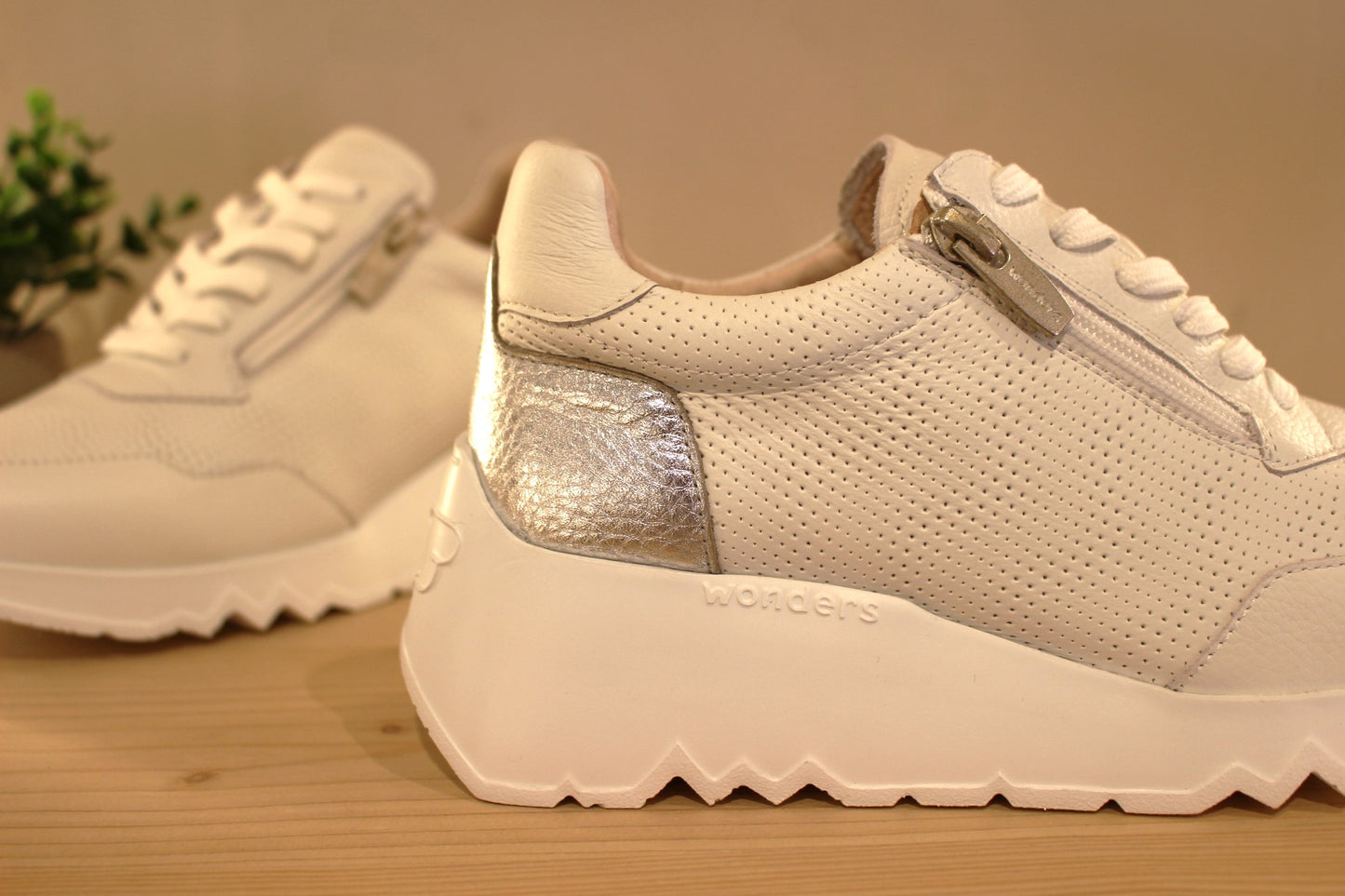 Basket WONDERS en cuir aspect perforé, de couleur blanc et métallisé acier sur l'arrière à talon