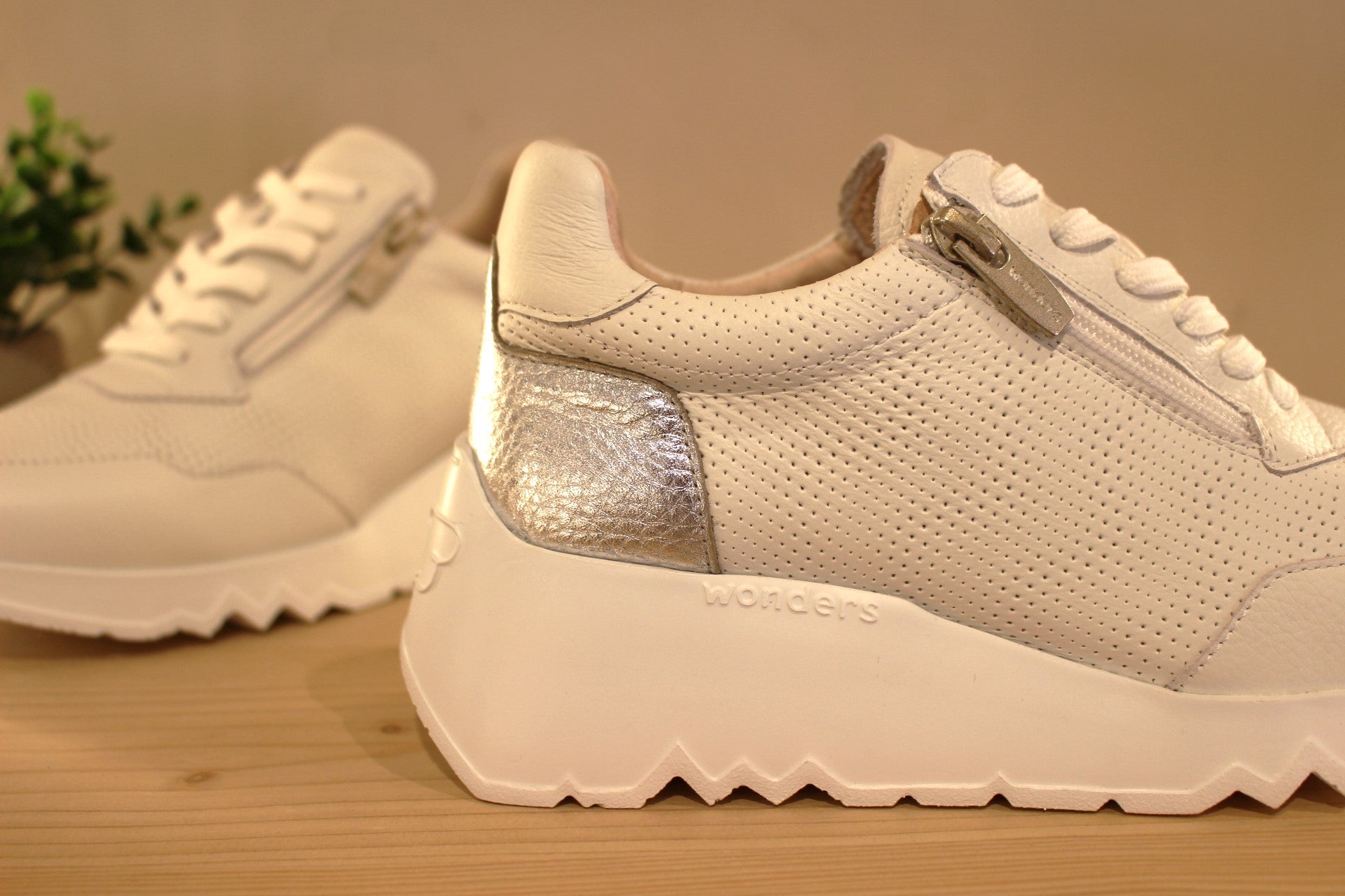 Basket WONDERS en cuir aspect perforé, de couleur blanc et métallisé acier sur l'arrière à talon