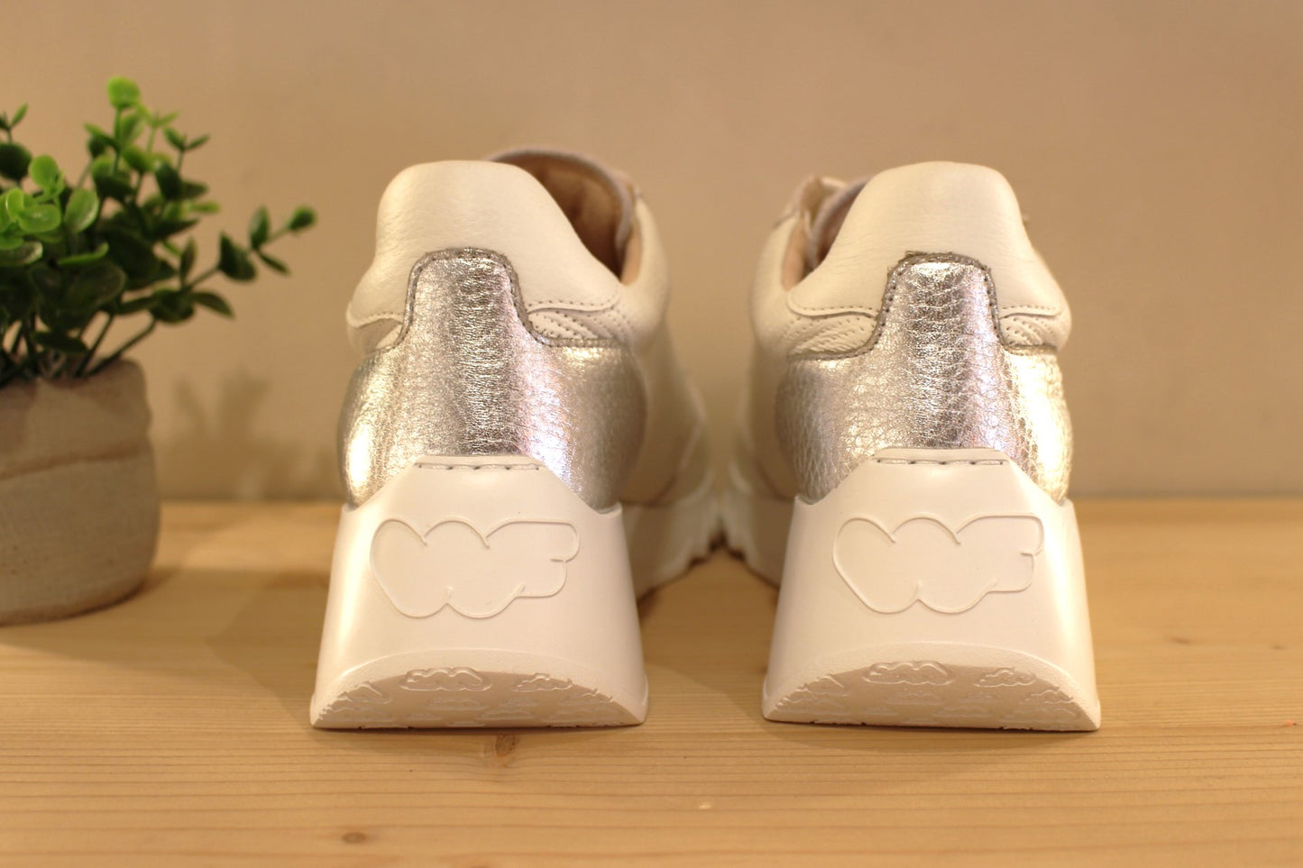 Basket WONDERS en cuir aspect perforé, de couleur blanc et métallisé acier sur l'arrière à talon