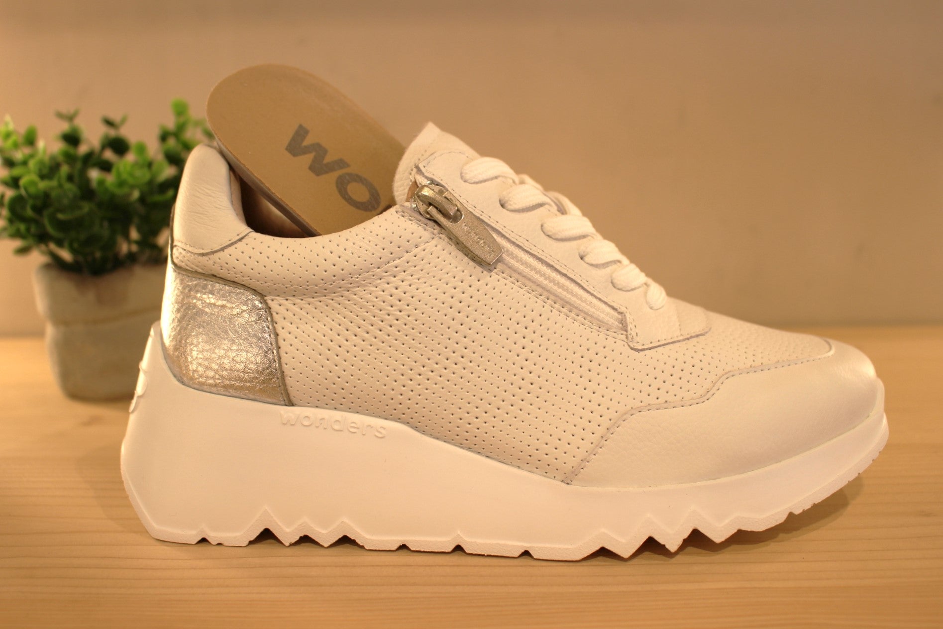 Basket WONDERS en cuir aspect perforé, de couleur blanc et métallisé acier sur l'arrière à talon