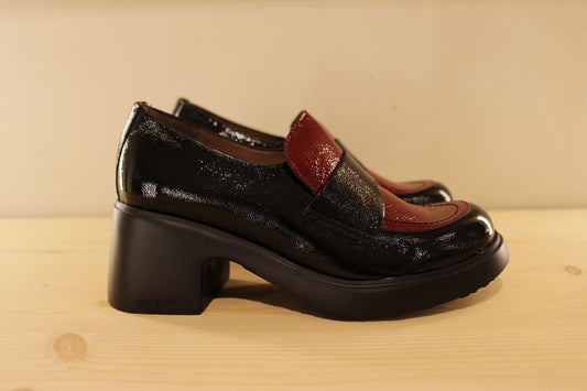 Mocassins en cuir vernis, de couleur noir et bordeaux sur la claque. Elastique d'aisance sur le coup de pied caché par la patte WONDERS
