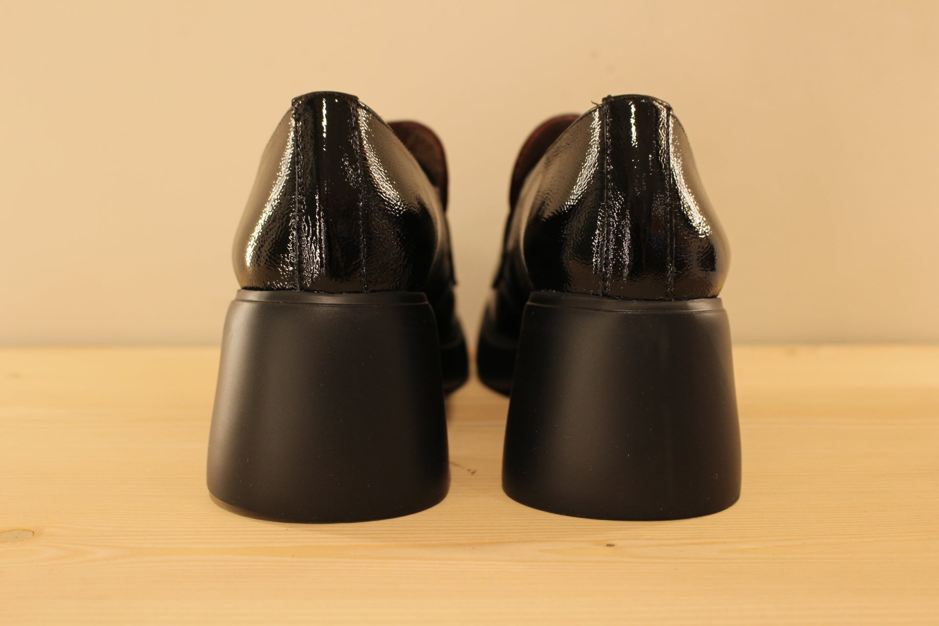 Mocassins en cuir vernis, de couleur noir et bordeaux sur la claque. Elastique d'aisance sur le coup de pied caché par la patte WONDERS