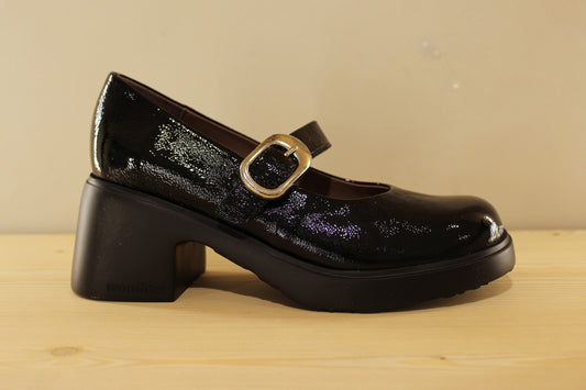 Babies en cuir vernis, de couleur noir. Serrage boucle sur bride coup de pied WONDERS