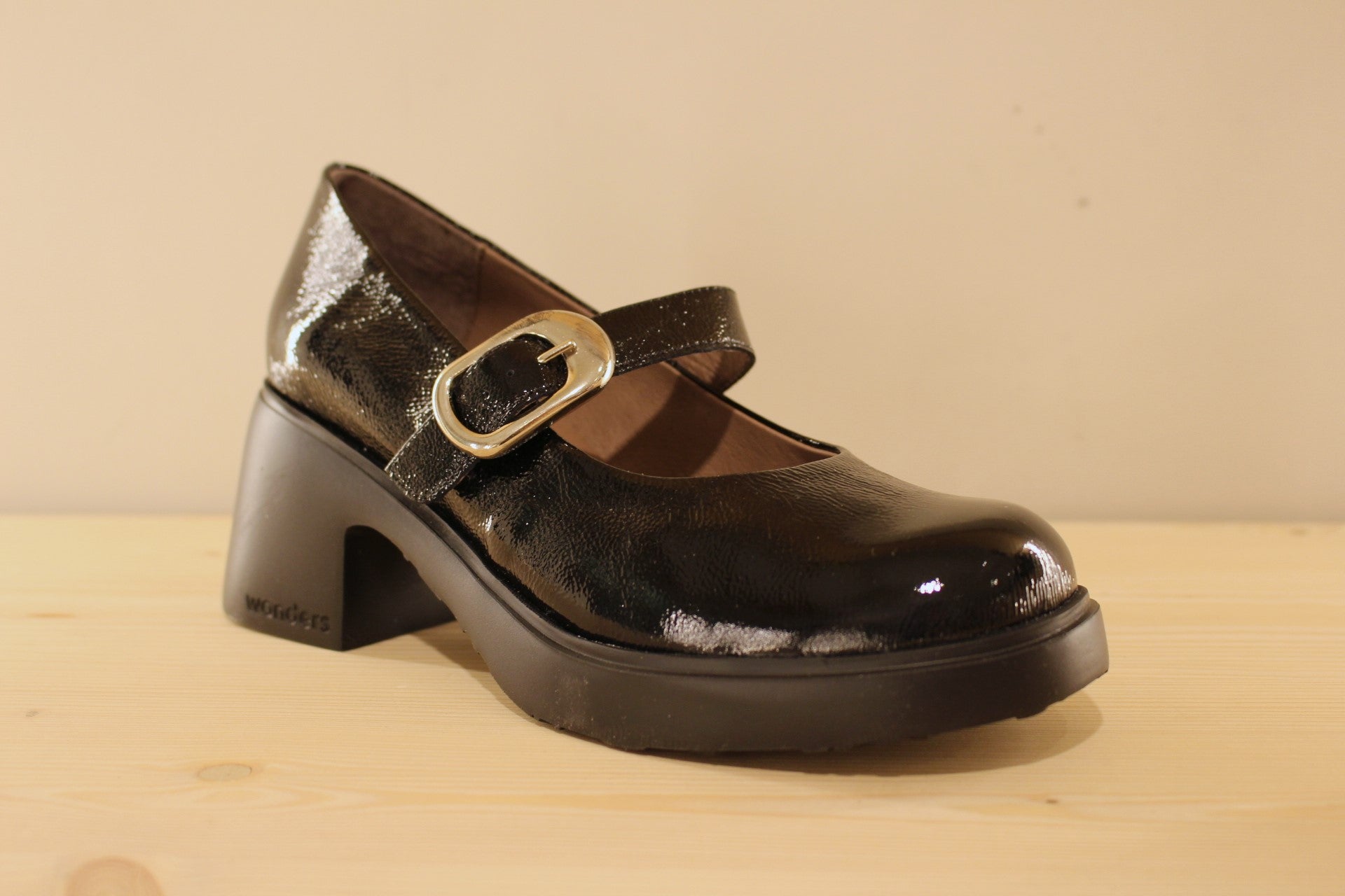 Babies en cuir vernis, de couleur noir. Serrage boucle sur bride coup de pied WONDERS