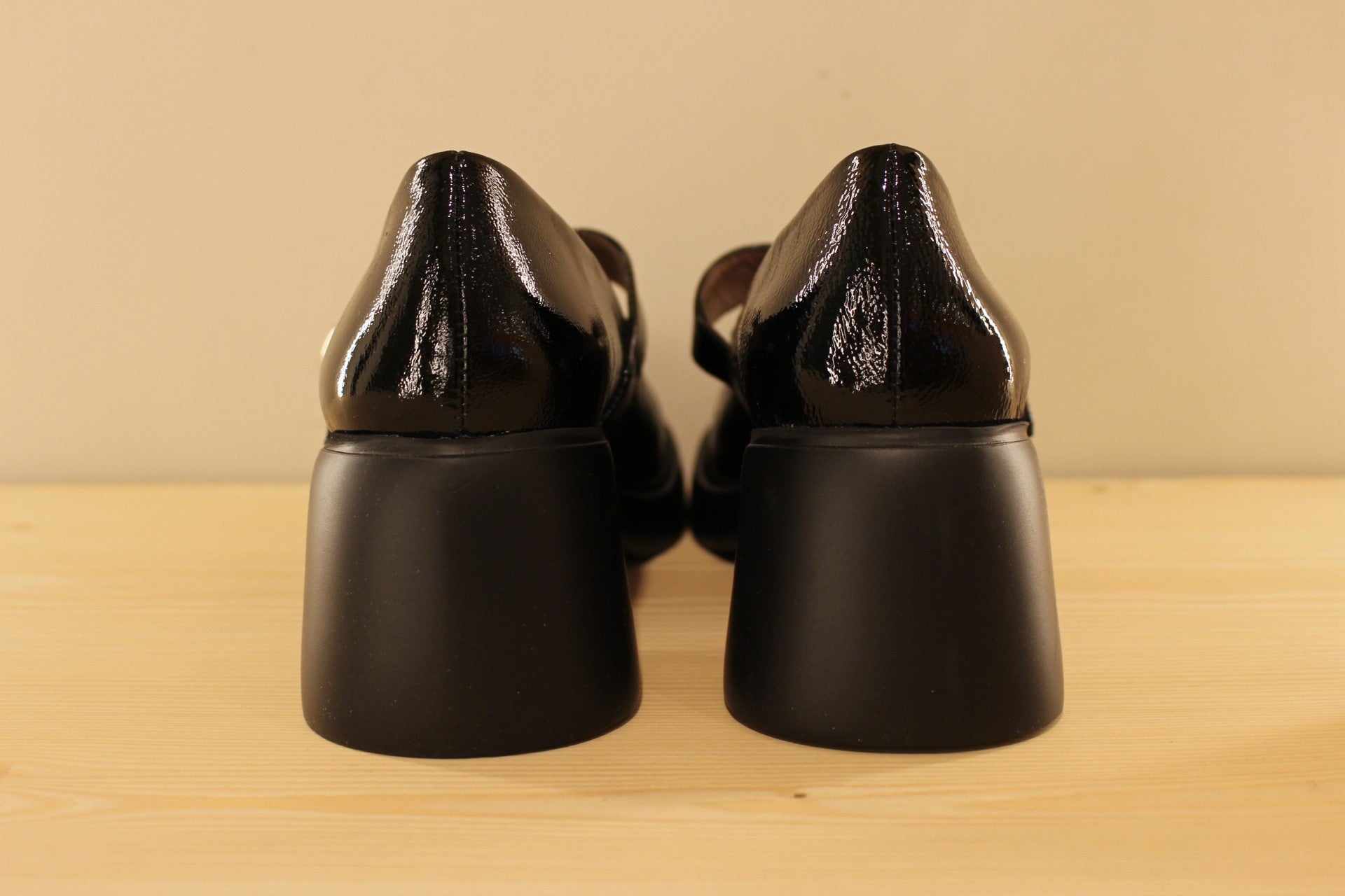 Babies en cuir vernis, de couleur noir. Serrage boucle sur bride coup de pied WONDERS