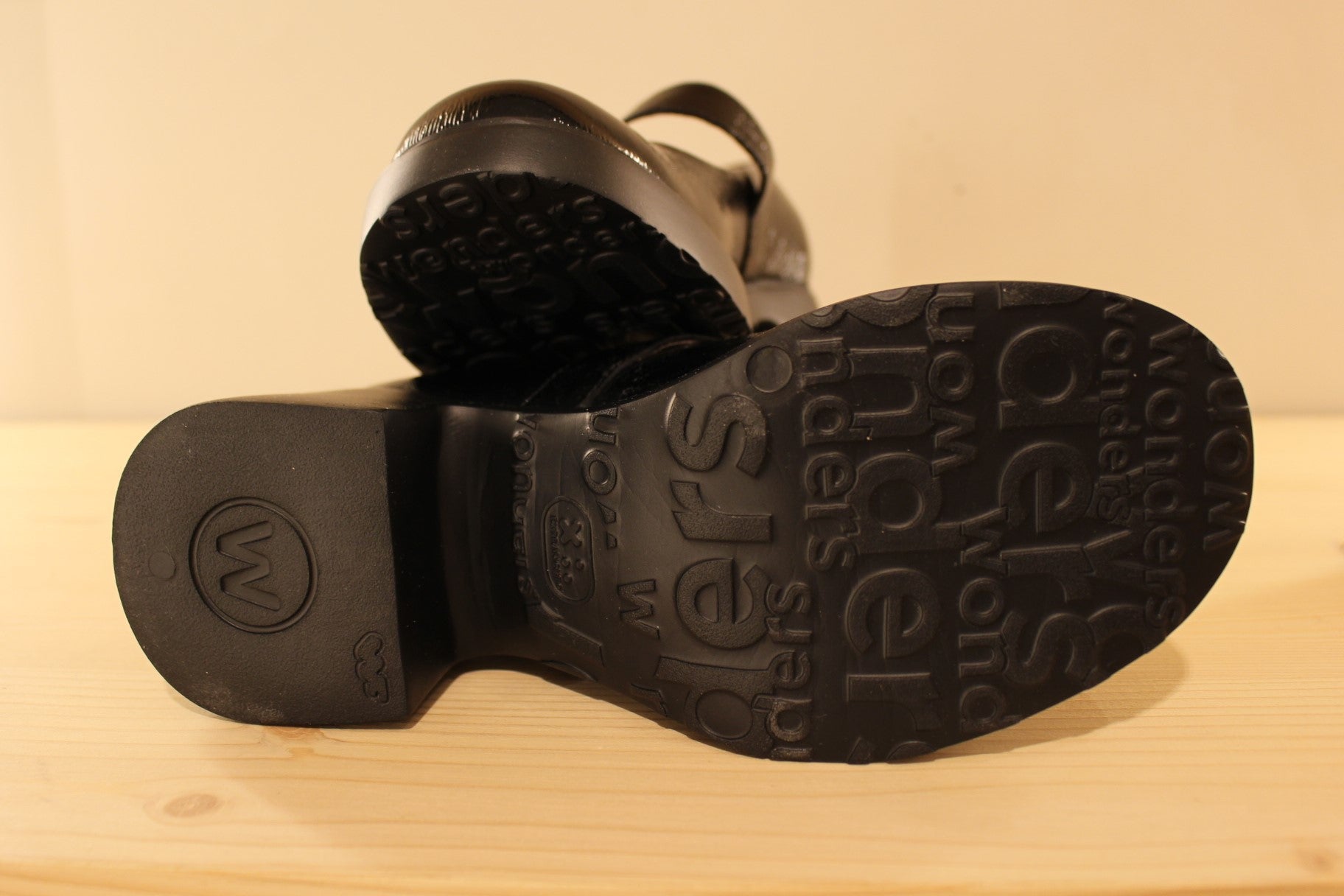 Babies en cuir vernis, de couleur noir. Serrage boucle sur bride coup de pied WONDERS
