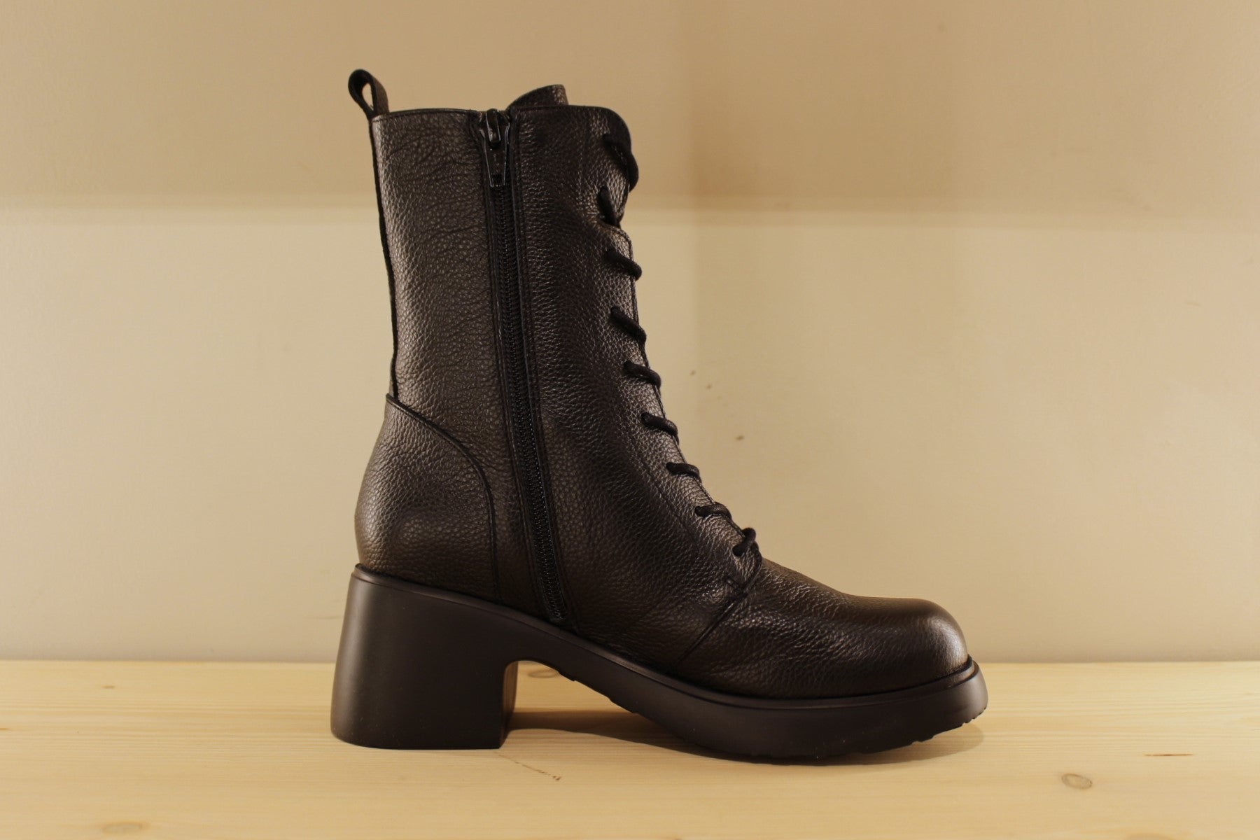 Bottines en cuir grainé de couleur noir WONDERS