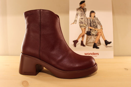 Bottines en cuir grainé de couleur bordeaux, zip du côté interne WONDERS