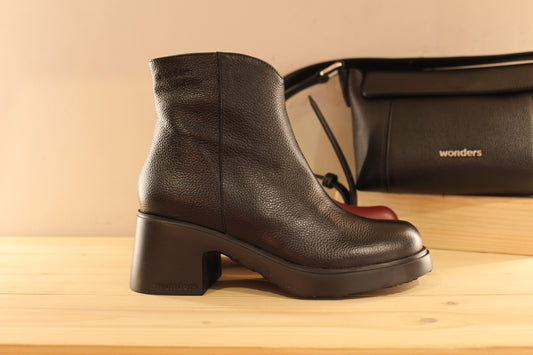 Bottines en cuir grainé de couleur bordeaux ou noir, zip du côté interne WONDERS