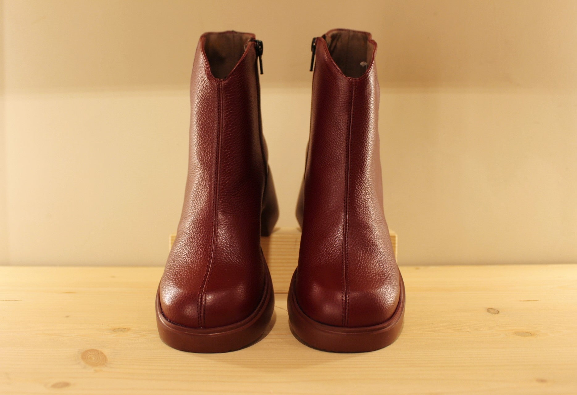 Bottines en cuir grainé de couleur bordeaux, zip du côté interne WONDERS