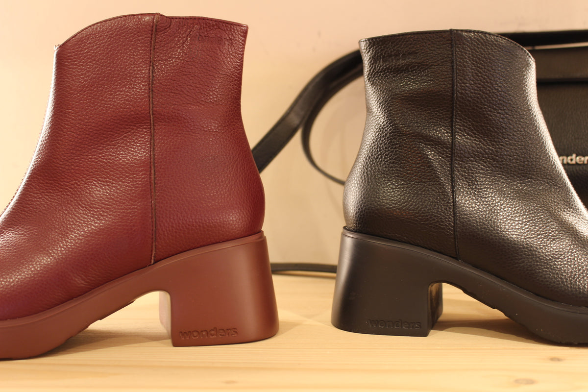 Bottines en cuir grainé de couleur bordeaux ou noir, zip du côté interne WONDERS