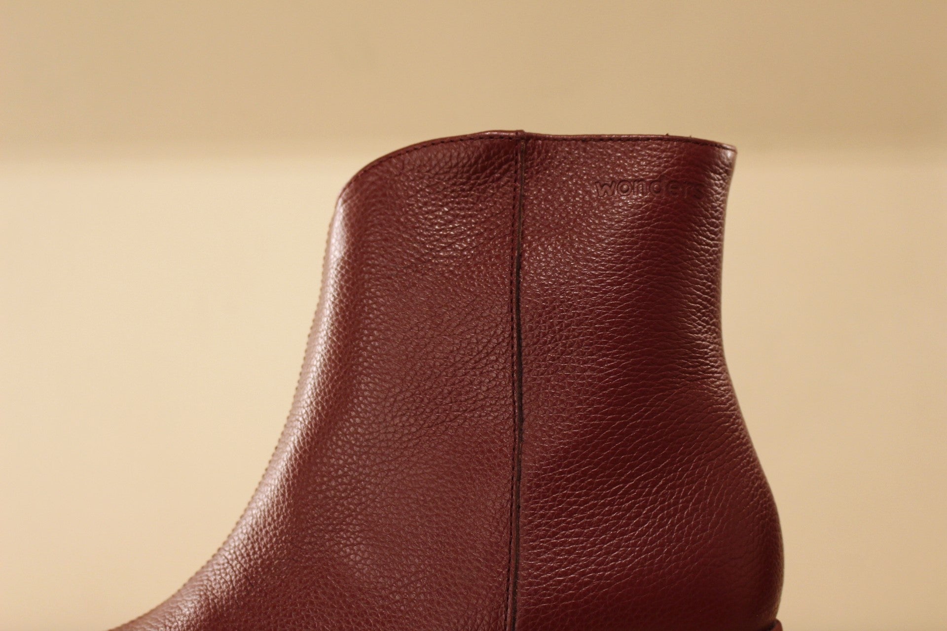 Bottines en cuir grainé de couleur bordeaux, zip du côté interne WONDERS