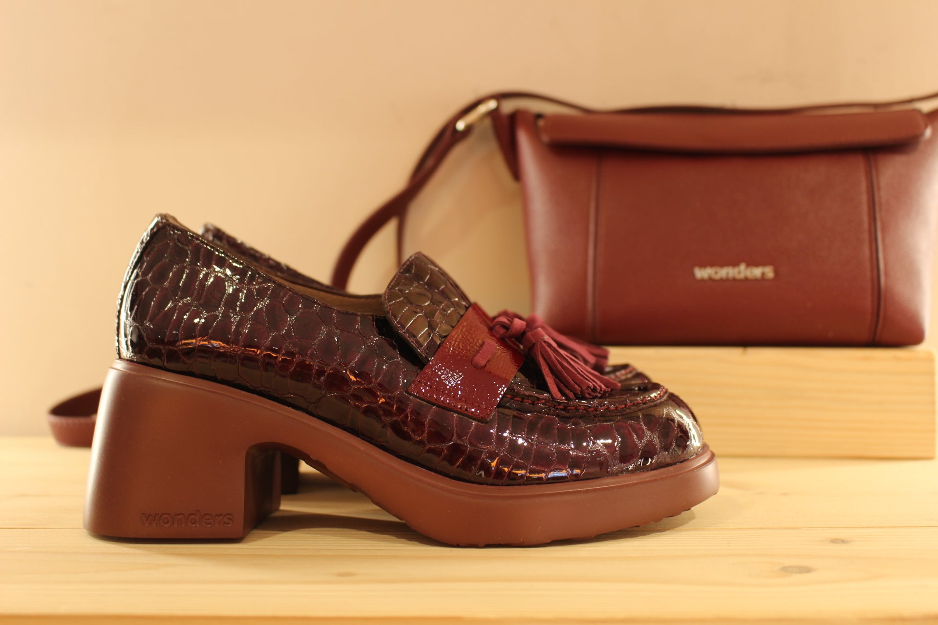 Mocassins WONDERS en cuir vernis aspect croco de couleur bordeaux. Barette coup de pied vernis avec pampille cuir