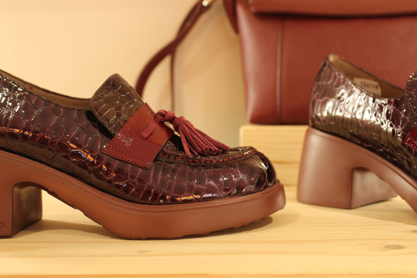 Mocassins WONDERS en cuir vernis aspect croco de couleur bordeaux. Barette coup de pied vernis avec pampille cuir