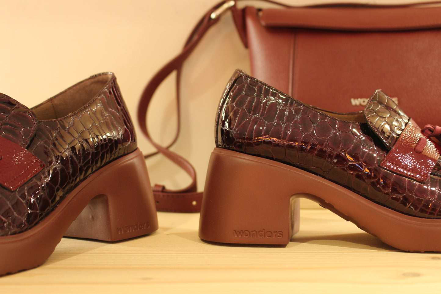Mocassins WONDERS en cuir vernis aspect croco de couleur bordeaux. Barette coup de pied vernis avec pampille cuir
