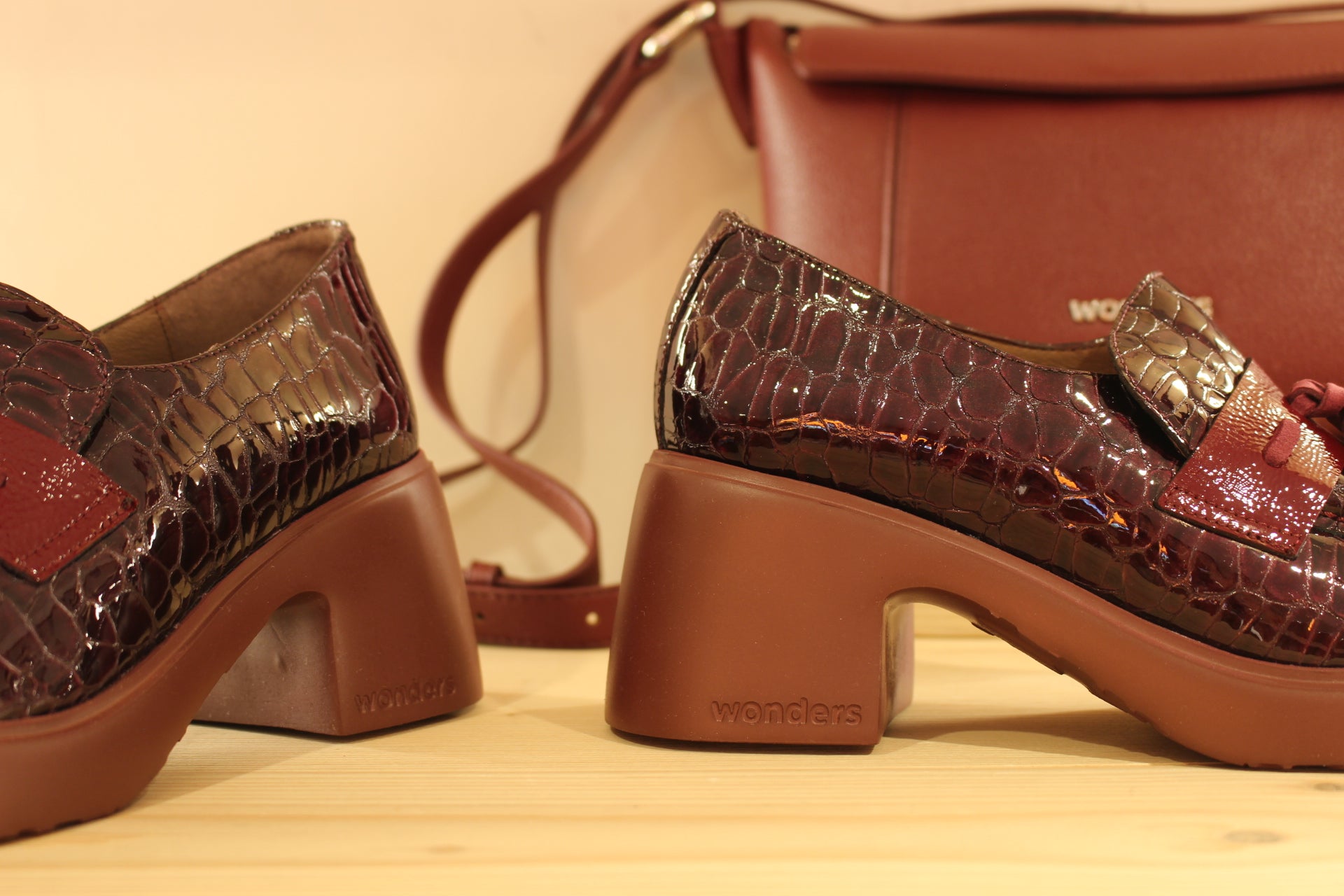Mocassins WONDERS en cuir vernis aspect croco de couleur bordeaux. Barette coup de pied vernis avec pampille cuir