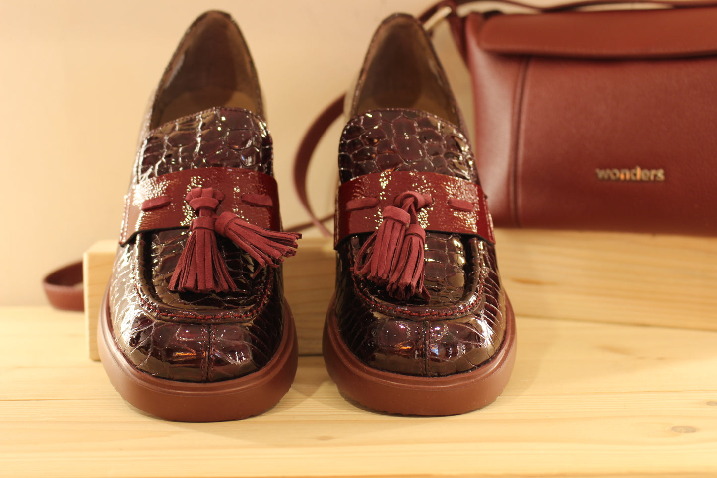 Mocassins WONDERS en cuir vernis aspect croco de couleur bordeaux. Barette coup de pied vernis avec pampille cuir