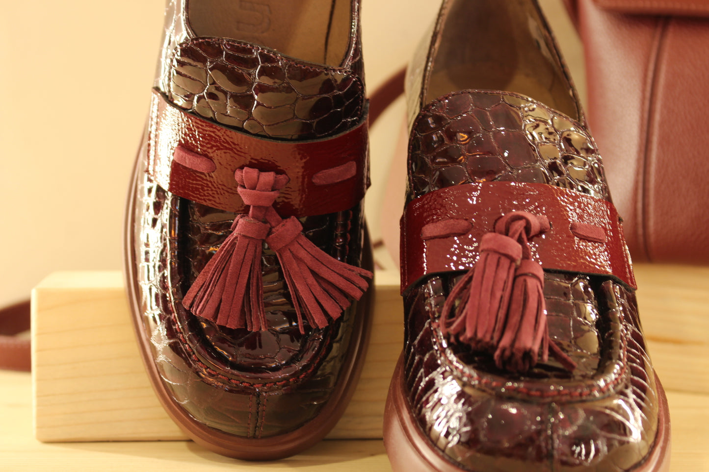 Mocassins WONDERS en cuir vernis aspect croco de couleur bordeaux. Barette coup de pied vernis avec pampille cuir
