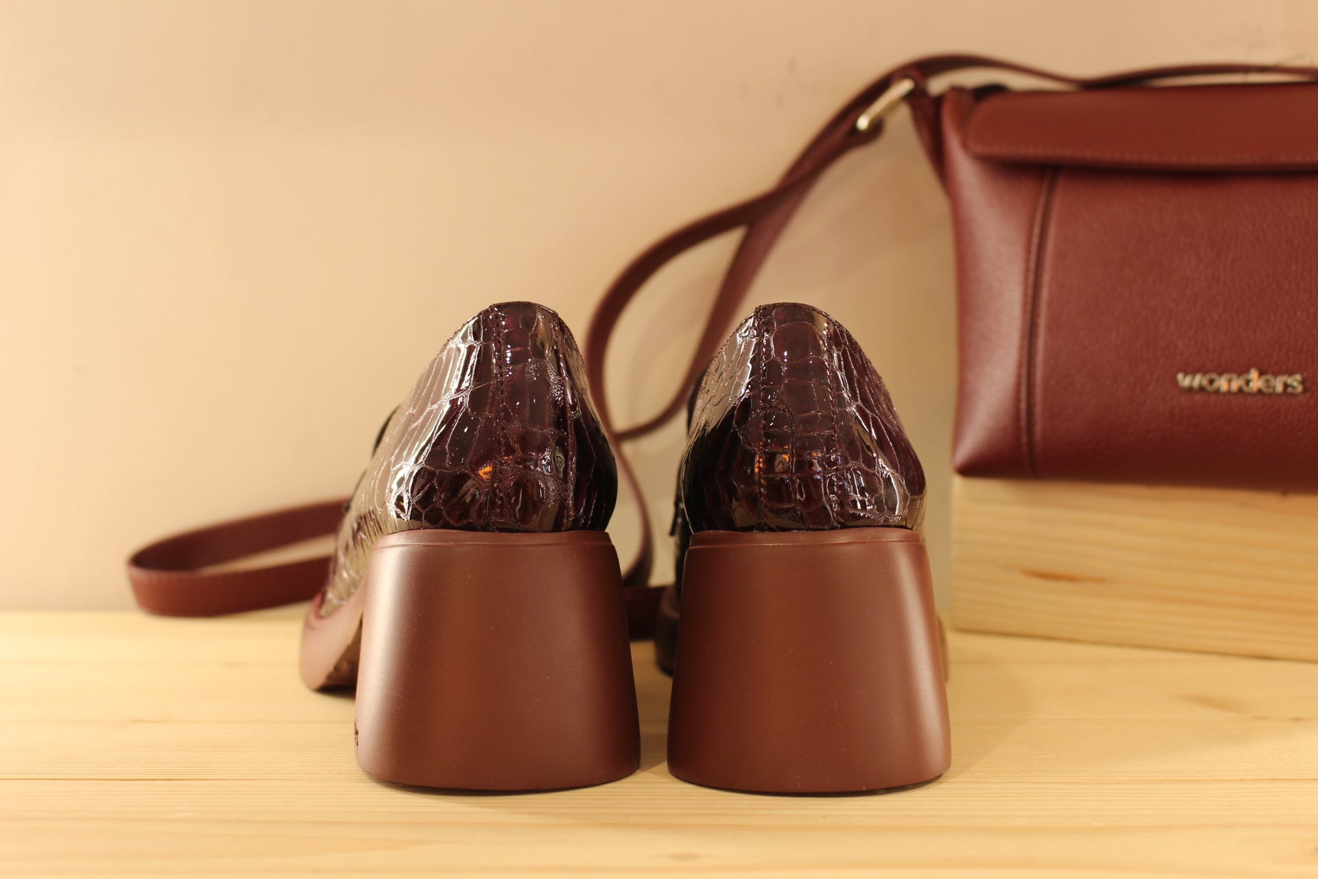 Mocassins WONDERS en cuir vernis aspect croco de couleur bordeaux. Barette coup de pied vernis avec pampille cuir