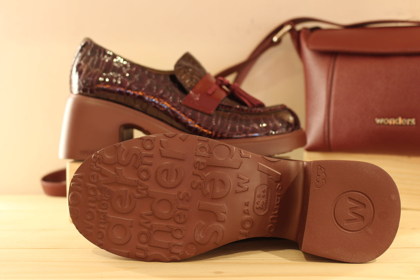 Mocassins WONDERS en cuir vernis aspect croco de couleur bordeaux. Barette coup de pied vernis avec pampille cuir