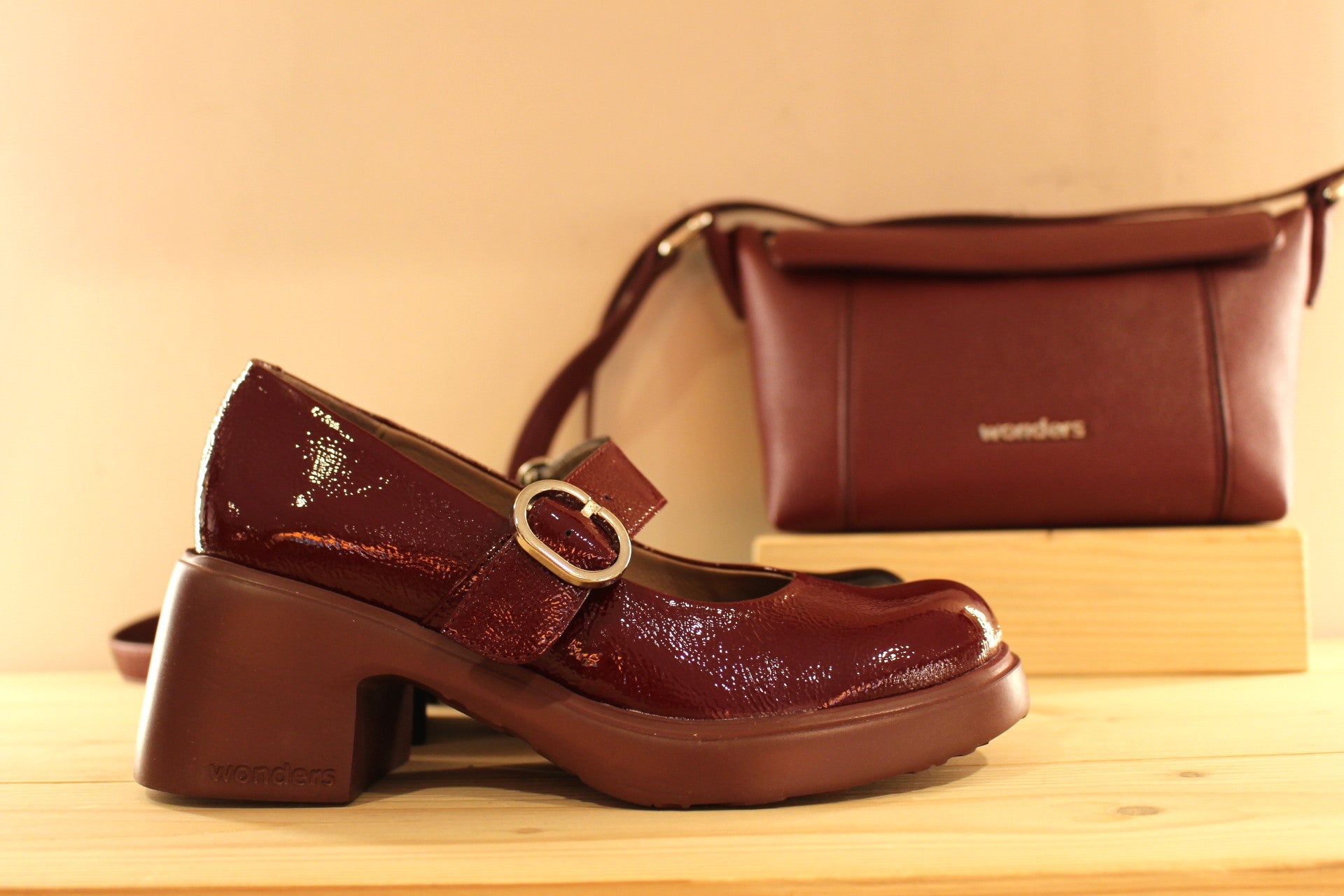 Babies WONDERS en cuir vernis de couleur noire ou de couleur bordeaux. Serrage par boucle sur bride coup de pied.