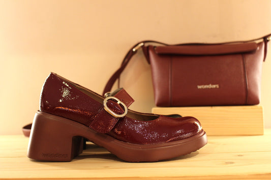 Babies WONDERS en cuir vernis de couleur noire ou de couleur bordeaux. Serrage par boucle sur bride coup de pied.
