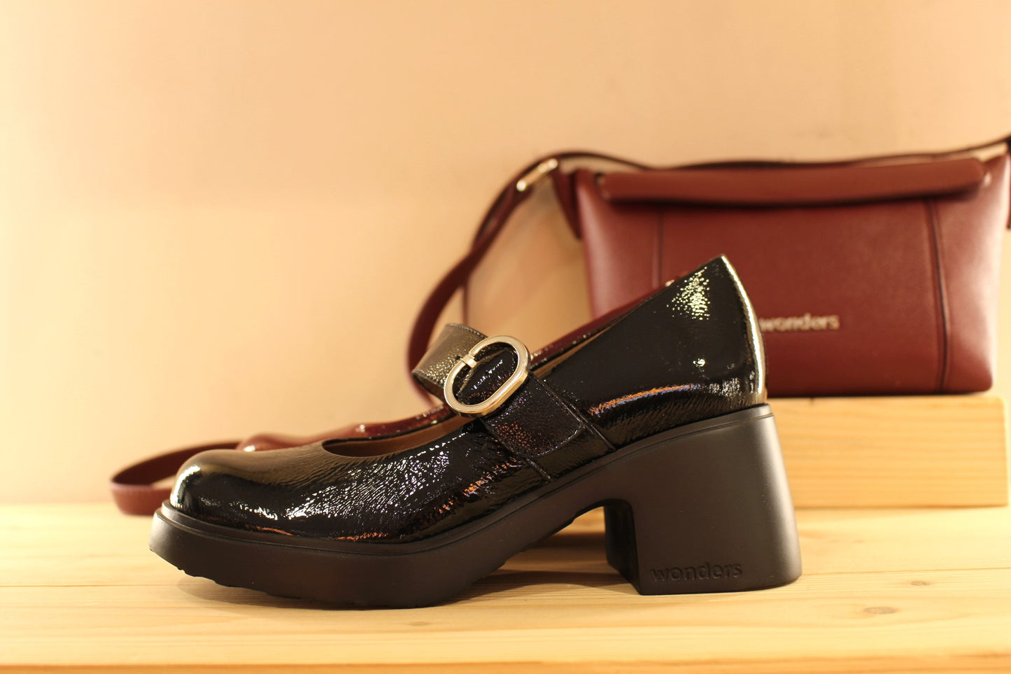 Babies WONDERS en cuir vernis de couleur noire ou de couleur bordeaux. Serrage par boucle sur bride coup de pied.